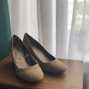 Libby Edelman Tan Suede Block Heel Shoes Size 8